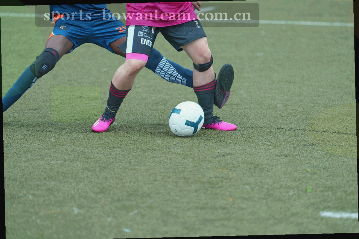 战术板上的跑动路线与热区色块，配抽象球员剪影